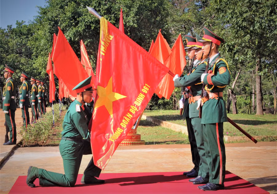 Chiến sĩ mới tuyên thệ dưới lá cờ thiêng liêng của Tổ quốc. Ảnh: Thanh Tuyền