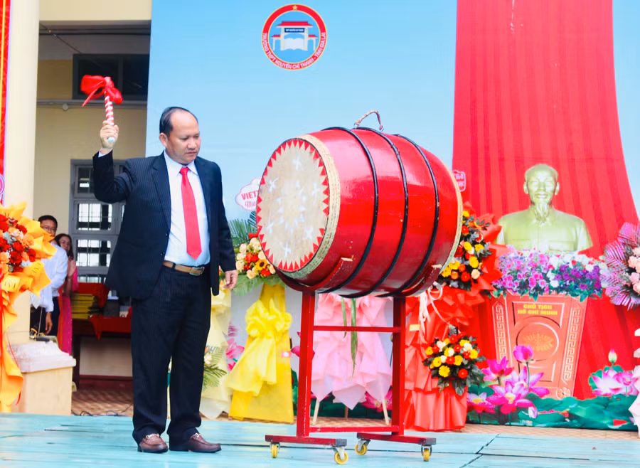 Phó Bí thư Tỉnh ủy Rah Lan Chung đánh trống khai giảng năm học mới tại Trường THPT Nguyễn Chí Thanh (TP. Pleiku). Ảnh: Phan Lài