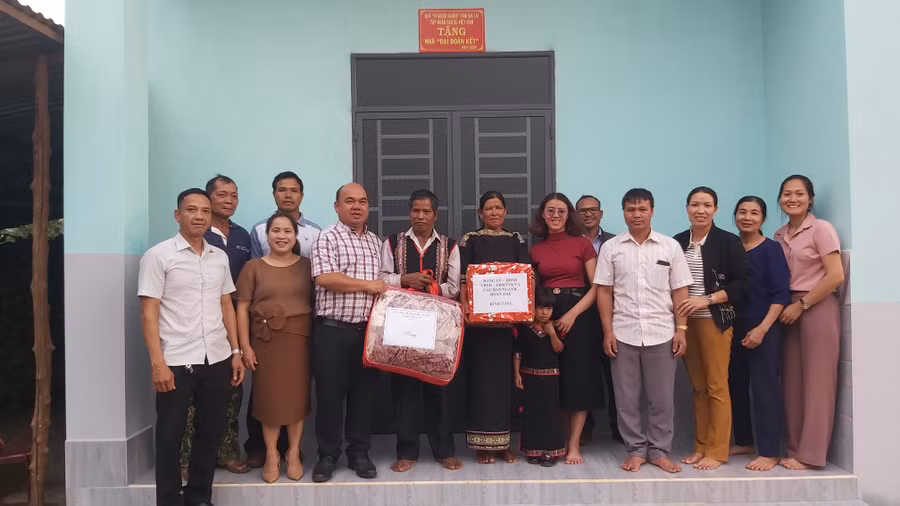 Tổng kinh phí phân bổ, hỗ trợ xây dựng nhà “Đại đoàn kết” cho các hộ nghèo, hộ cận nghèo đợt này là 10 tỷ đồng. Ảnh: Ngọc Anh Tổng kinh phí phân bổ, hỗ trợ xây dựng nhà “Đại đoàn kết” cho các hộ nghèo, hộ cận nghèo đợt này là 10 tỷ đồng. Ảnh: Ngọc Anh