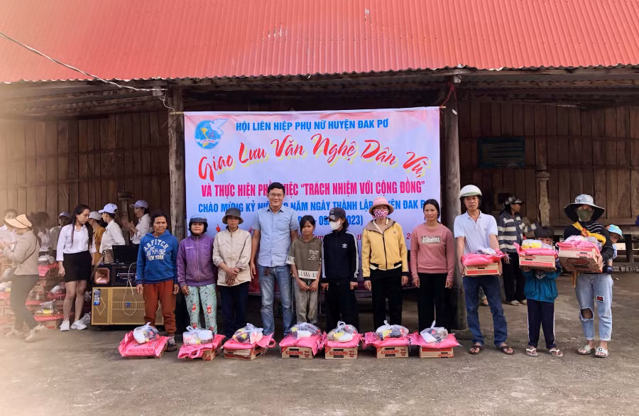 Đoàn công tác tặng quà cho hộ nghèo xã Hà Tam. Ảnh: Lan Anh