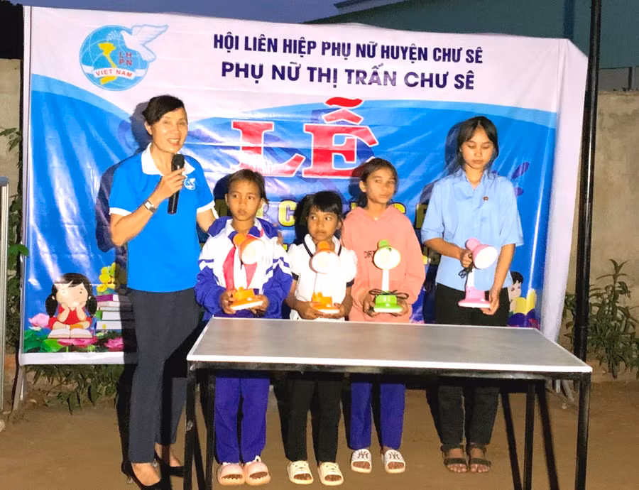 Câu lạc bộ Sách hay về làng ra mắt tại làng Hăng Ring (thị trấn Chư Sê). Ảnh: Mỹ Đức