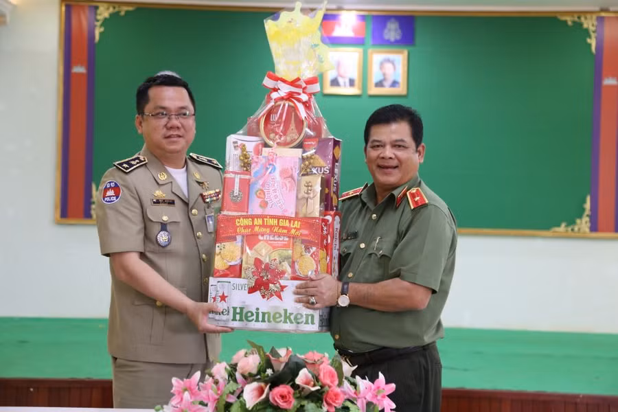 Thiếu tướng Rah Lan Lâm-Giám đốc Công an tỉnh Gia Lai (bìa phải) tặng quà cho Công an tỉnh Ratanakiri. Ảnh: Hữu Trường