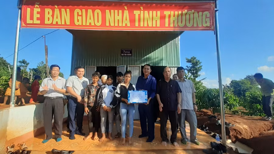 Lãnh đạo huyện Chư Sê và xã Ia Blang cùng đại diện doanh nghiệp bàn giao nhà cho gia đình em Rah Lan Sang. Ảnh: Hoàng Viên