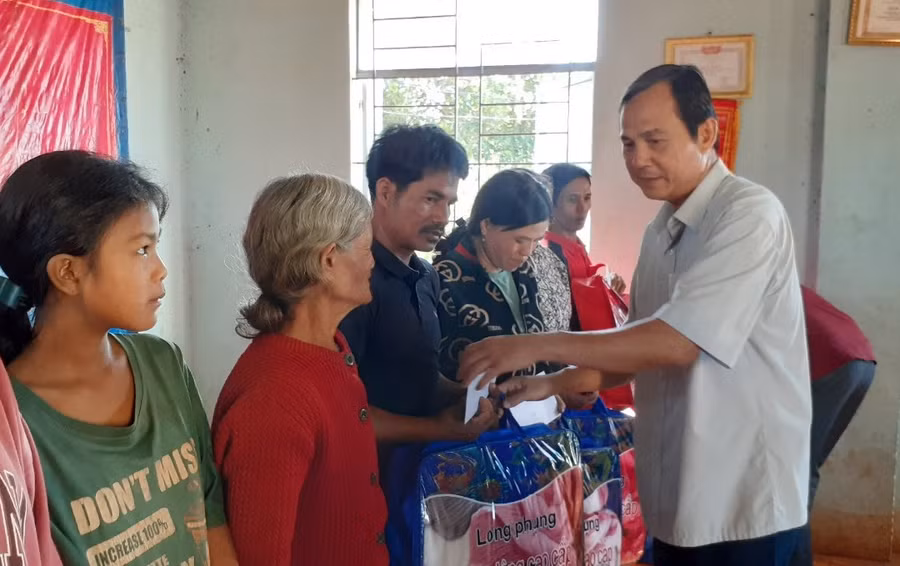 Trưởng ban Nội chính Tỉnh ủy Võ Thanh Hùng tặng quà cho bà con làng Hố Lâm. Ảnh: Hoàng Viên