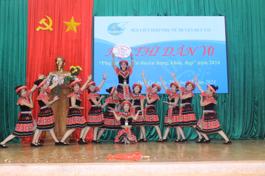 Tiết mục của Hội Liên hiệp phụ nữ xã Ia Dom. Ảnh: Lê Văn Châu
