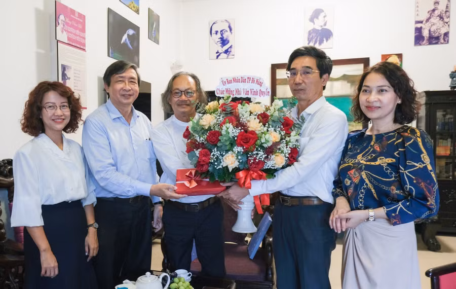 Lãnh đạo TP. Đà Nẵng thăm và chúc mừng nhà văn Vĩnh Quyền (thứ 3 từ trái) tại nhà riêng. Ảnh: Mai Quang
