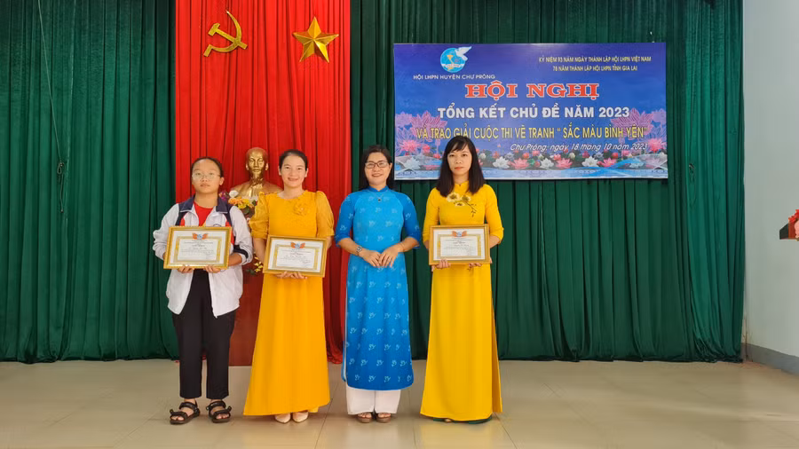 Chị Siu H'Thoan-Chủ tịch Hội LHPN huyện Chư Prông (thứ 2 từ phải sang) trao giải nhất, nhì, ba cho các thí sinh đoạt giải cuộc thi vẽ tranh "Sắc màu bình yên". Ảnh: Khánh Linh Chị Siu H'Thoan-Chủ tịch Hội LHPN huyện Chư Prông (thứ 2 từ phải sang) trao giải nhất, nhì, ba cho các thí sinh đoạt giải cuộc thi vẽ tranh "Sắc màu bình yên". Ảnh: Khánh Linh