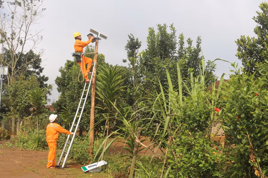 Công nhân Điện lực Kbang lắp đặt công trình "Thắp sáng đường quê" làng Điện Biên, xã Sơn Lang. Ảnh: Hà Duyệt