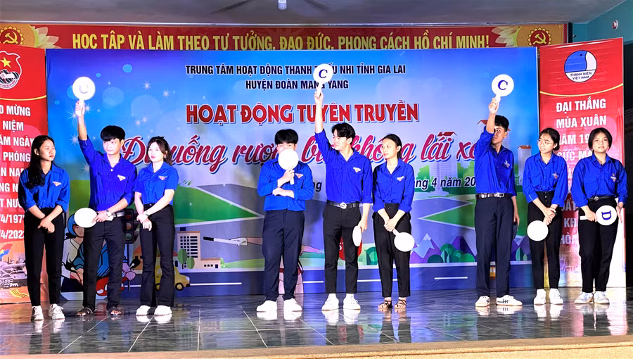 Các đoàn viên, thanh niên huyện Mang Yang tham gia trò chơi tại buổi tuyên truyền. Ảnh: Hà Đức Thành
