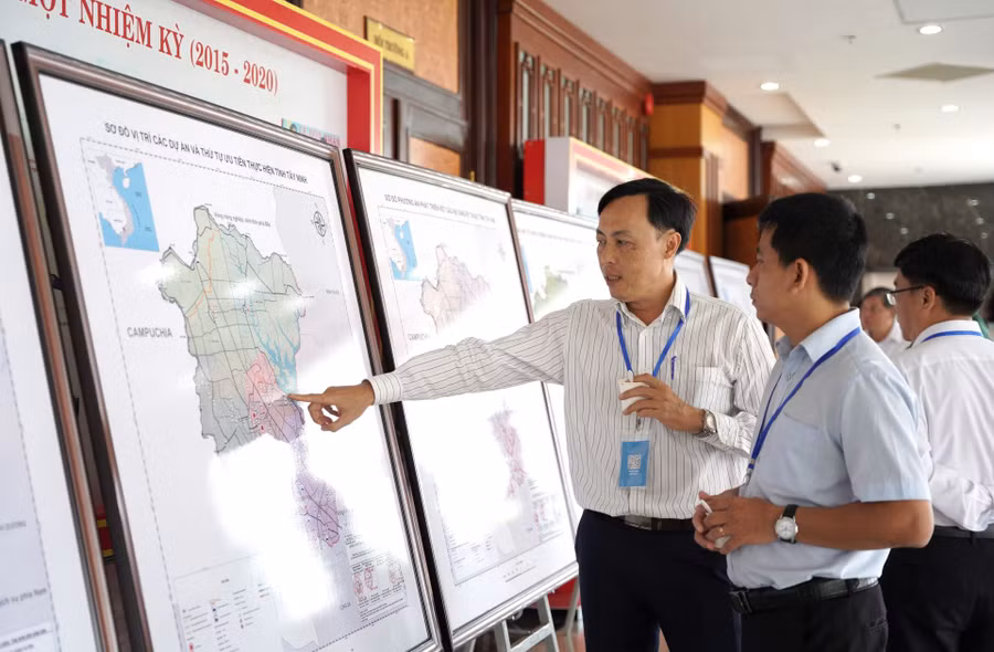 Đại biểu tham quan hệ thống bản đồ Quy hoạch trưng bày tại hội trường Tỉnh uỷ.