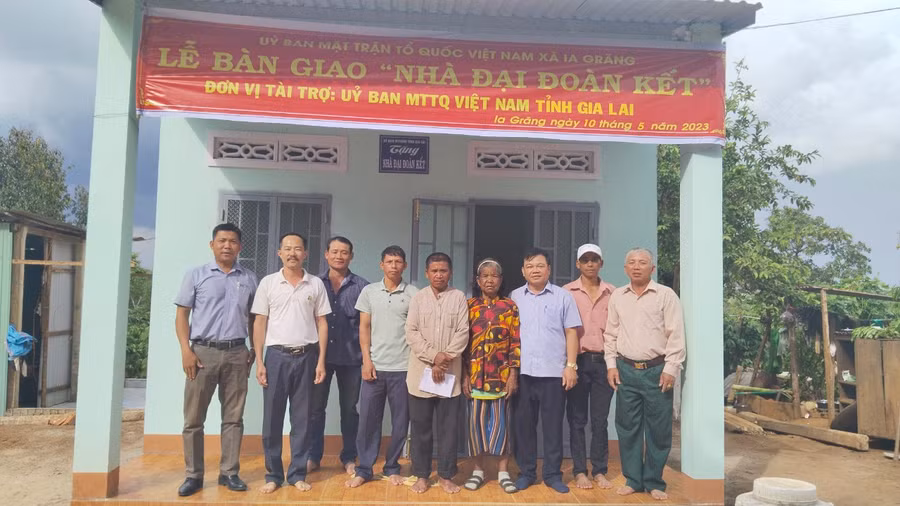 Các đơn vị bàn giao nhà cho gia đình ông Rơ Măh Chíp. Ảnh: Ngọc Anh