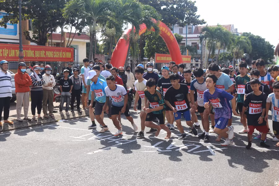 Các vận động viên tham gia nội dung đồng đội và cá nhân nam chính cự ly 7 km tại vạch xuất phát. Ảnh: Hồng Hạnh