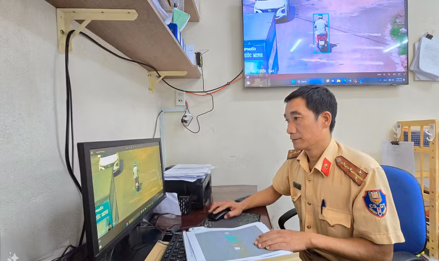 Lực lượng Cảnh sát giao thông xử lý vi phạm qua camera giám sát. Ảnh: Bá Bính Lực lượng Cảnh sát giao thông xử lý vi phạm qua camera giám sát. Ảnh: Bá Bính