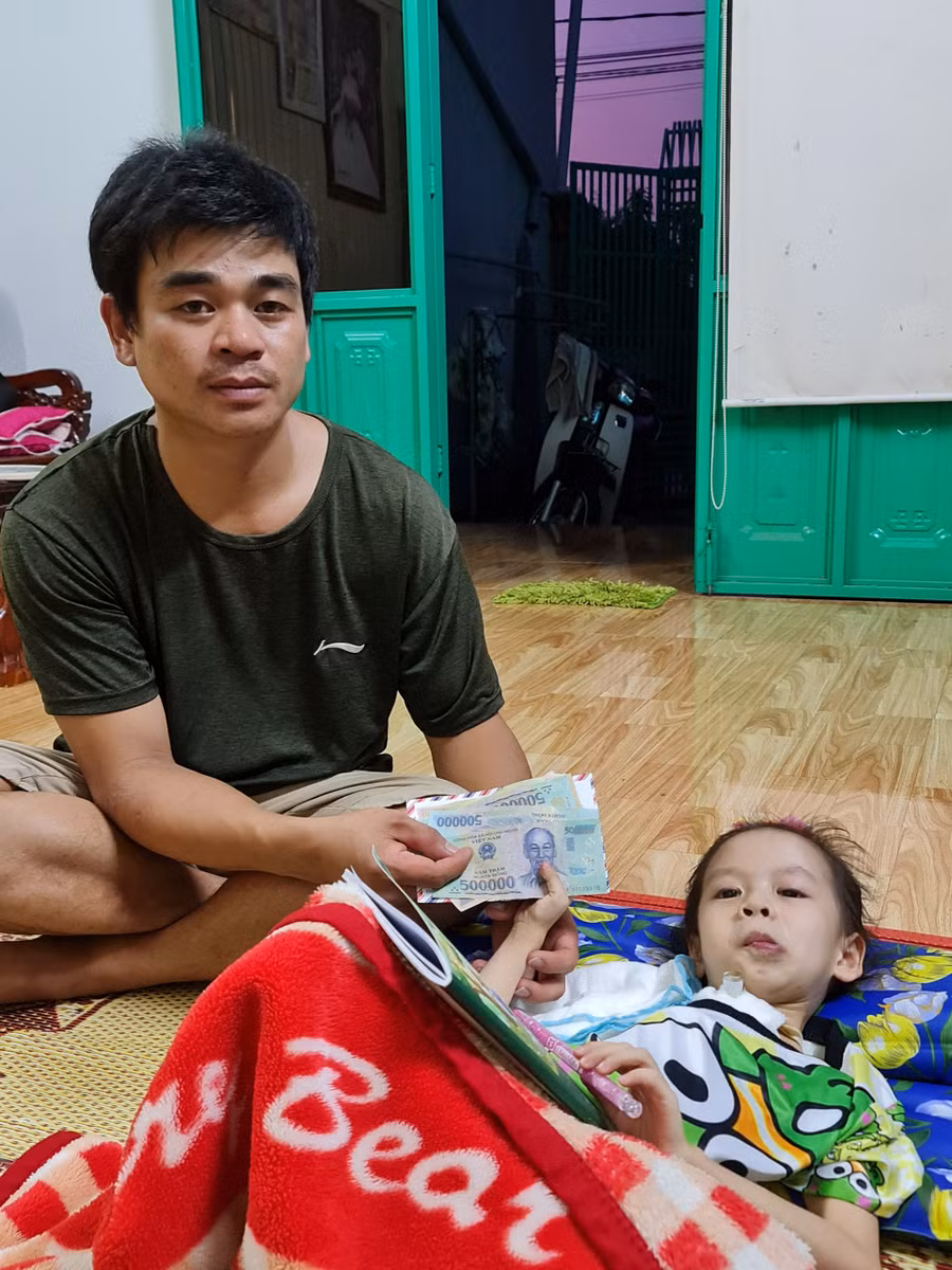 Báo Gia Lai trao tiền hỗ trợ của bạn đọc cho gia đình anh Nguyễn Đức Phong. Ảnh: Lệ Hằng