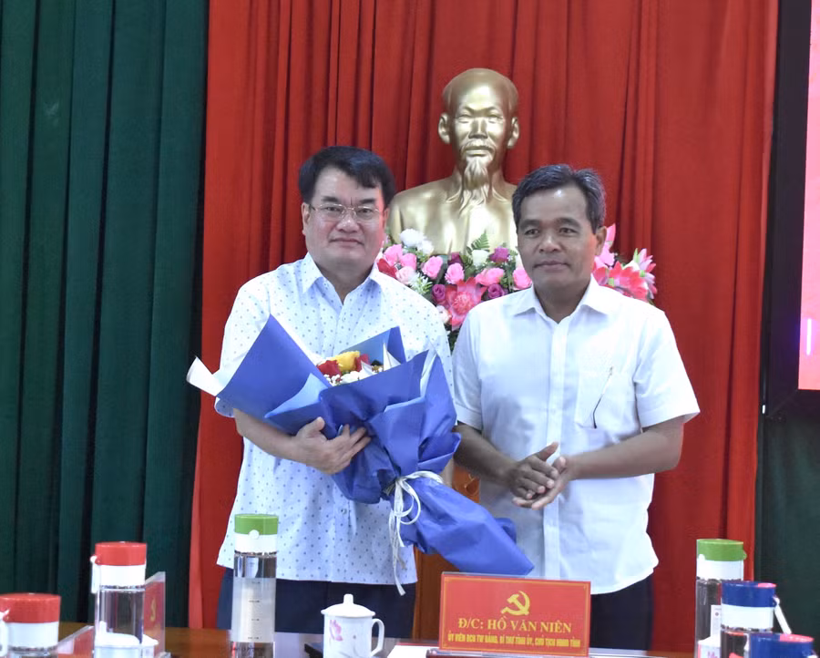 Bí thư Tỉnh ủy Hồ Văn Niên trao quyết định và tặng hoa chúc mừng tân Bí thư Huyện ủy Ia Grai Tống Thới Mốc. Ảnh: Minh Thoan