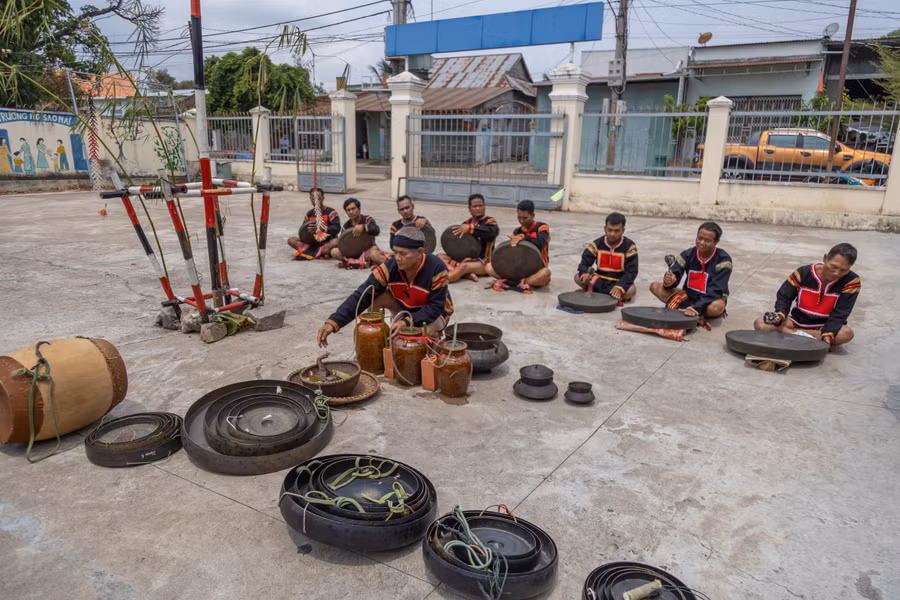 Trong lúc già Hoăt khấn tế thì các thành viên còn lại tấu chiêng kết nối với thần linh.
