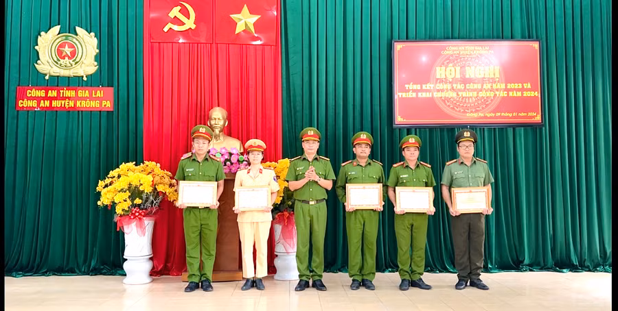 Thượng tá Phùng Quang Tuấn-Trưởng Công an huyện trao bằng khen của Bộ trưởng Bộ Công an cho 5 tập thể đã có thành tích xuất sắc trong phong trào thi đua “Vì an ninh Tổ quốc” giai đoạn 2021-2022, góp phần bảo vệ an ninh quốc gia, đảm bảo trật tự an toàn xã hội. Ảnh: Quang Ngọc