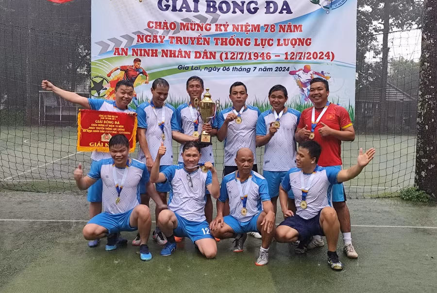 Đội bóng Phòng Kỹ thuật nghiệp vụ và ngoại tuyến giành giải nhất. Ảnh: Nam Nguyễn Đội bóng Phòng Kỹ thuật nghiệp vụ và ngoại tuyến giành giải nhất. Ảnh: Nam Nguyễn