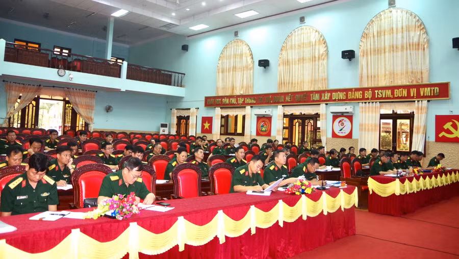 Các đại biểu về học tập chính trị, nghiên cứu các chuyên đề. Ảnh: Kim Hồng