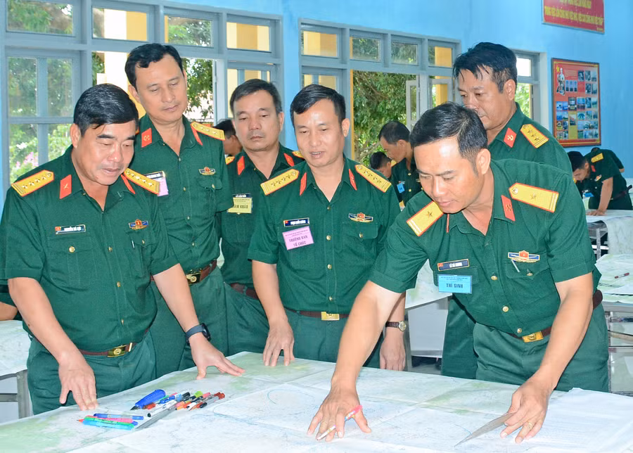 Lãnh đạo Quân đoàn 3, Ban tổ chức hội thi theo dõi cán bộ thi xây dựng kế hoạch diễn tập. Ảnh: Nguyễn Anh Sơn