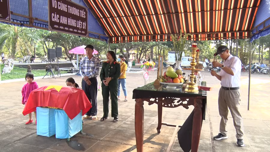Thân nhân liệt sĩ Nguyễn Dương nghẹn ngào trước phút giây anh được an táng tại Nghĩa trang Liệt sĩ huyện Đức Cơ. Ảnh: Lê Văn Châu