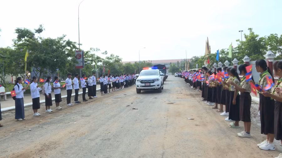 Các tầng lớp nhân dân tỉnh Stung Treng (Vương quốc Campuchia) có mặt để tiễn 8 liệt sĩ về nước. Ảnh: Đoàn Bình