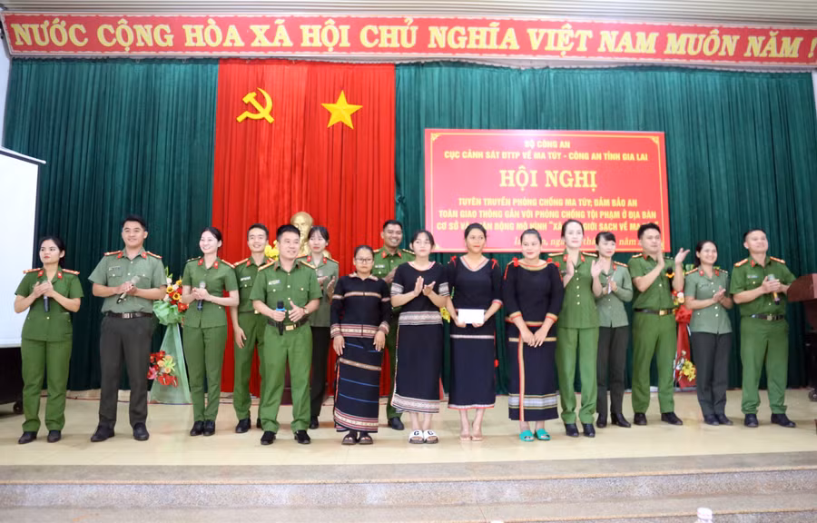 Buổi tuyên truyền về phòng chống ma túy còn có giao lưu văn nghệ, tuyên truyền Luật Giao thông đường bộ đến đông đảo người dân. Ảnh: Lê Ánh