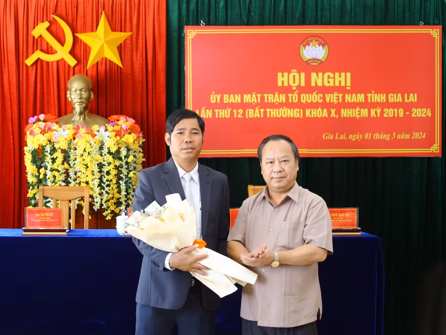 Phó Bí thư Thường trực Tỉnh ủy Châu Ngọc Tuấn (bìa phải) tặng hoa chúc mừng tân Chủ tịch Ủy ban MTTQ Việt Nam tỉnh. Ảnh: P.D