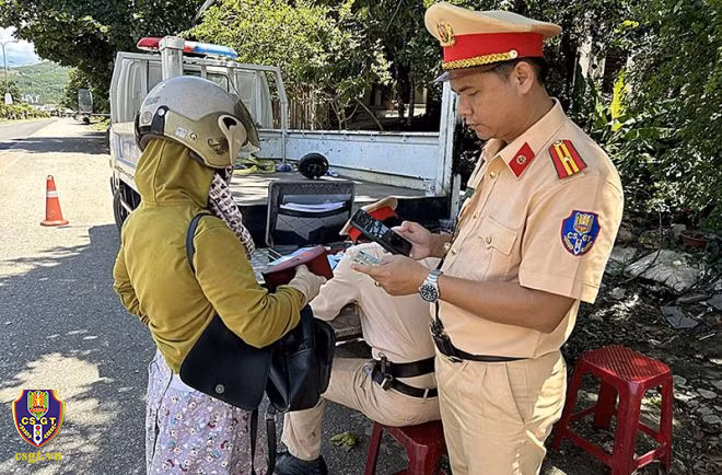 CSGT Quảng Nam thực hiện kiểm tra giấy tờ của người điều khiển phương tiện qua ứng dụng VNeID. Ảnh nguồn Cục Cảnh sát Giao thông