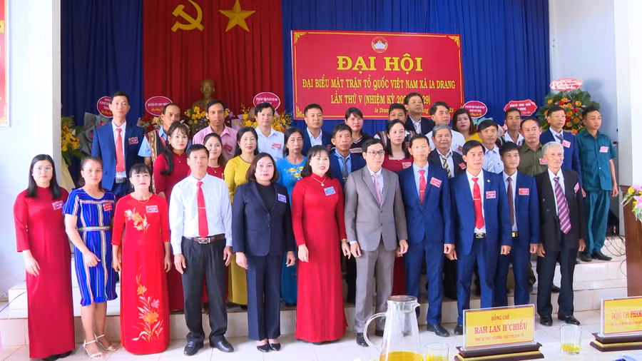 Thành viên Ủy ban MTTQ xã Ia Drăng và đại biểu đi dự đại hội cấp trên ra mắt tại Đại hội. Ảnh: Rơ Lan Viện