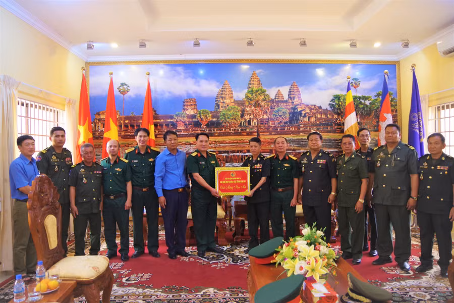 Đoàn công tác Bộ Chỉ huy Quân sự tỉnh Gia lai thăm, chúc Tết cổ truyền Chol Chnam Thmay tại Bộ Tư lệnh Quân khu 4, Quân đội Hoàng gia Campuchia. Ảnh: Thanh Tuyền