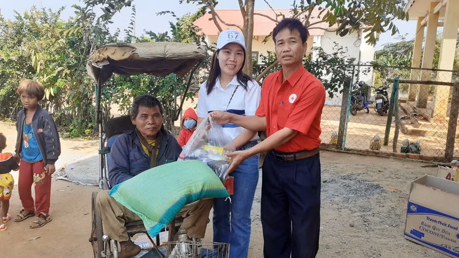 Đoàn công tác tặng quà cho người khuyết tật xã Hbông, huyện Chư Sê. Ảnh: Phấn Tiến