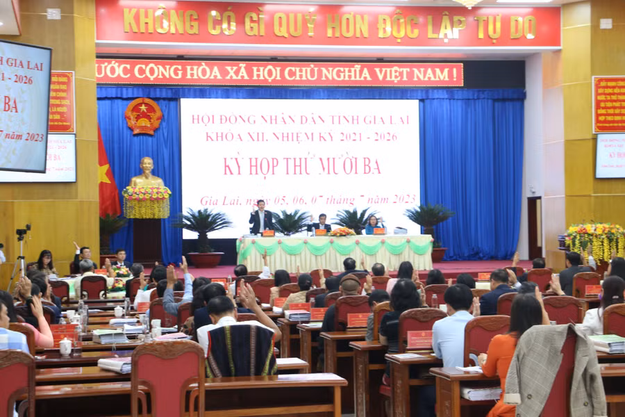 Đại biểu biểu quyết thông qua các nghị quyết trình tại kỳ họp thứ 13 HĐND tỉnh khóa XII. Ảnh: Quang Tấn