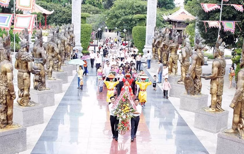 Hội đồng hương Vĩnh Phú dâng lễ tại Đền thờ Quốc tổ Hùng Vương ở Công viên Đồng Xanh (TP. Pleiku). Ảnh: Phương Linh