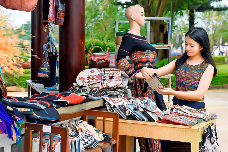 Ngày nay, thổ cẩm đã được ứng dụng nhiều hơn vào các sản phẩm thời trang như áo dài, váy, ví cầm tay, túi xách, mũ nón... Nhờ đó mà ngày càng nhiều người biết đến và yêu thích vẻ đẹp mộc mạc của thổ cẩm. Các nữ nghệ nhân trong các buôn, làng cũng có thêm động lực để gắn bó với khung cửi truyền thống mỗi ngày. Ngày nay, thổ cẩm đã được ứng dụng nhiều hơn vào các sản phẩm thời trang như áo dài, váy, ví cầm tay, túi xách, mũ nón... Nhờ đó mà ngày càng nhiều người biết đến và yêu thích vẻ đẹp mộc mạc của thổ cẩm. Các nữ nghệ nhân trong các buôn, làng cũng có thêm động lực để gắn bó với khung cửi truyền thống mỗi ngày.