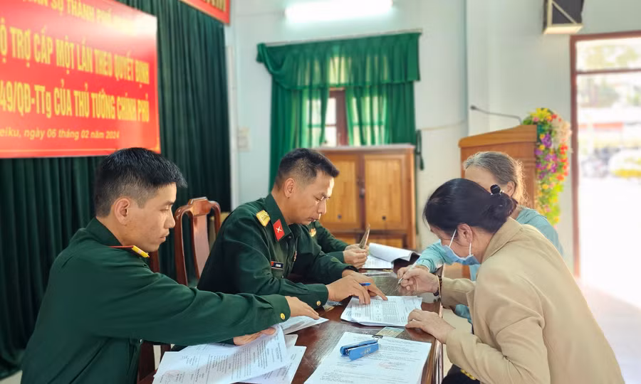 Ban Chỉ huy Quân sự TP. Pleiku chi trả tiền trợ cấp cho các đối tượng. Ảnh: Bá Bính