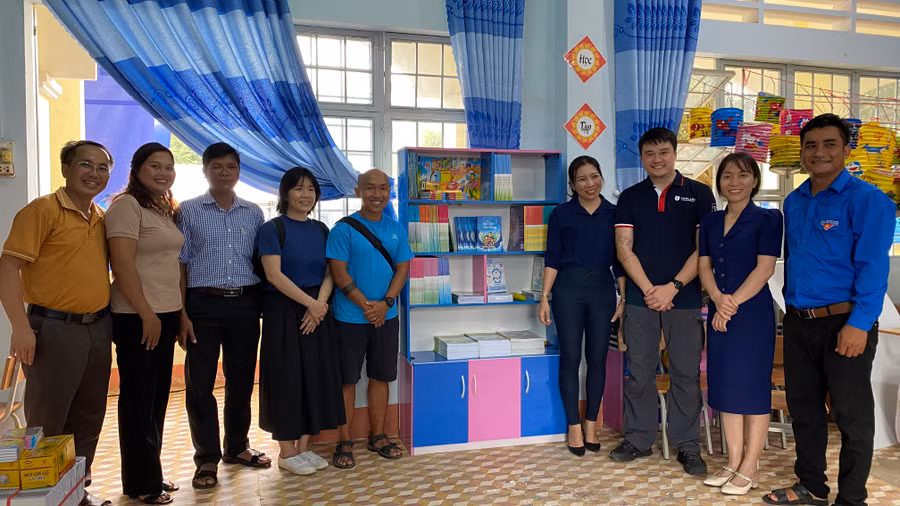 Tủ sách được đặt ở các phòng học với nhiều đầu sách hỗ trợ học sinh trong học tập, giải trí. Ảnh: Quang Ngọc