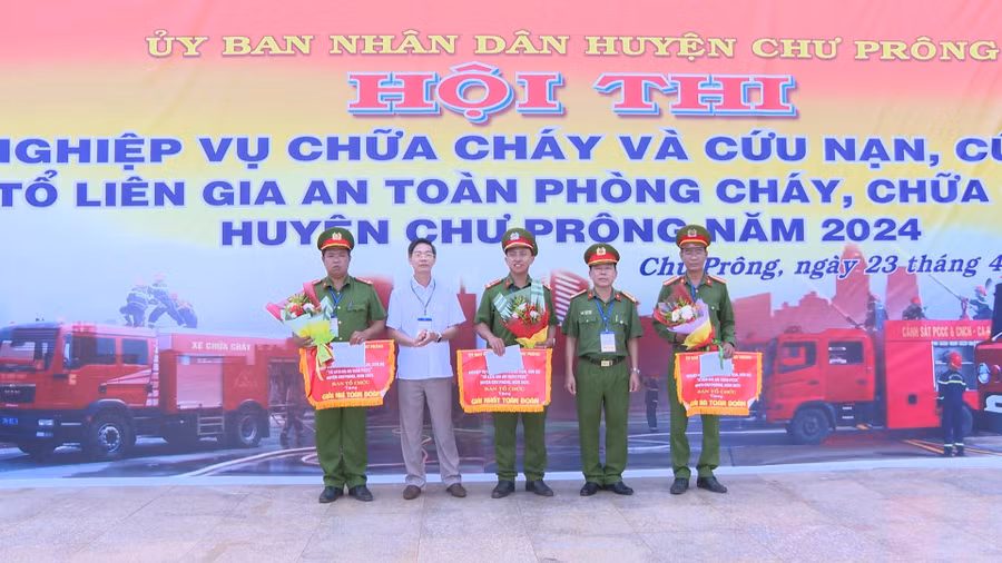 Ban tổ chức trao giải cho các đội đạt thành tích cao trong hội thi. Ảnh: Khánh Linh