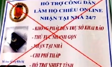 Tờ rơi quảng cáo dịch vụ làm hộ chiếu online do các đối tượng rải. Ảnh nguồn Công an nhân dân