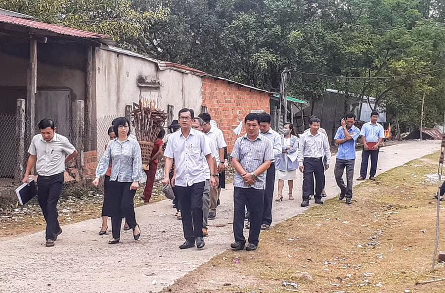 Đoàn công tác đi kiểm tra thực tế tại làng Tung Ke, xã Ayun. Ảnh: Hoàng Viên