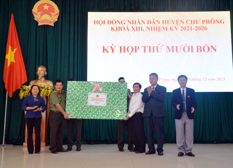 Thiếu tướng Rah Lan Lâm-Giám đốc Công an tỉnh tặng quà cho các trường học trên địa bàn huyện Chư Prông. Ảnh: Lê Ánh