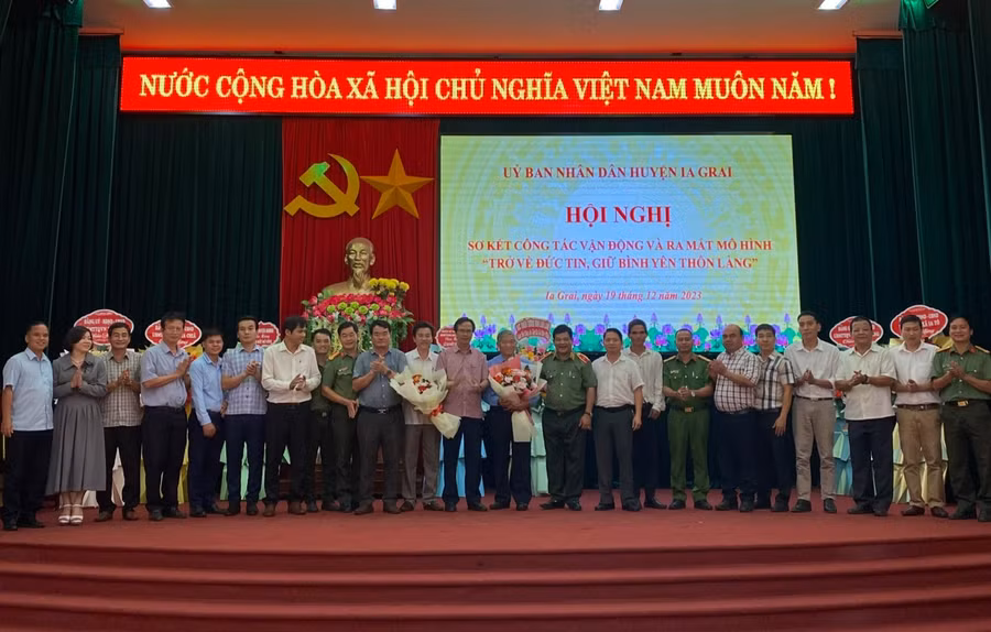 Thiếu tướng Rah Lan Lâm-Giám đốc Công an tỉnh tặng hoa cho thành viên Ban chỉ đạo va Tổ giúp việc mô hình "Trở về đức tin, giữ bình yên thôn, làng". Ảnh: Phương Lộc