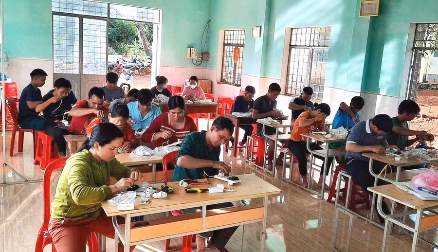 Lao động nông thôn học nghề lắp đặt và sửa chữa điện sinh hoạt. Ảnh: Phương Trang