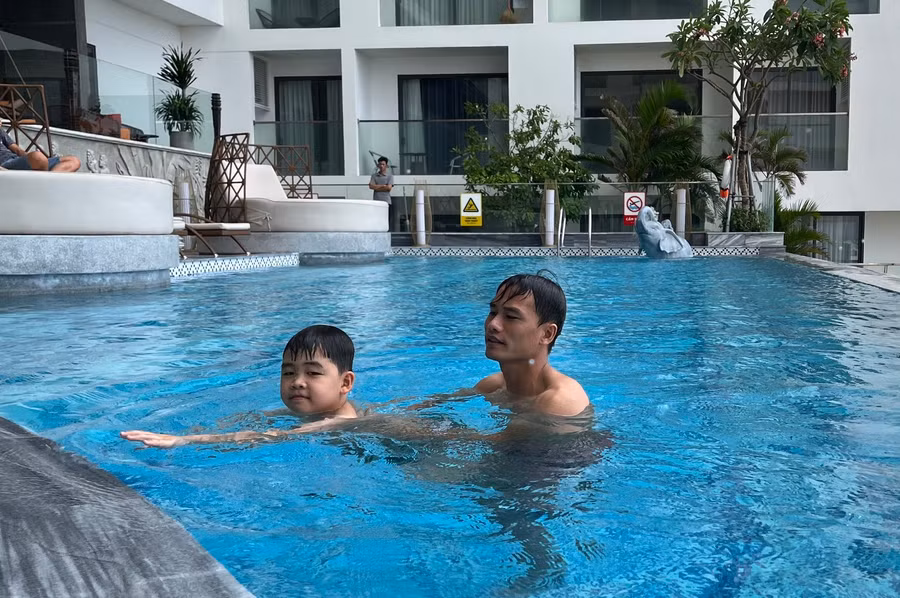 Cha mẹ cần tăng cường sự giám sát đối với trẻ em, nhất là vào mùa hè, thời tiết nắng nóng nhằm đảm bảo an toàn cho trẻ. Ảnh: Phương Vi