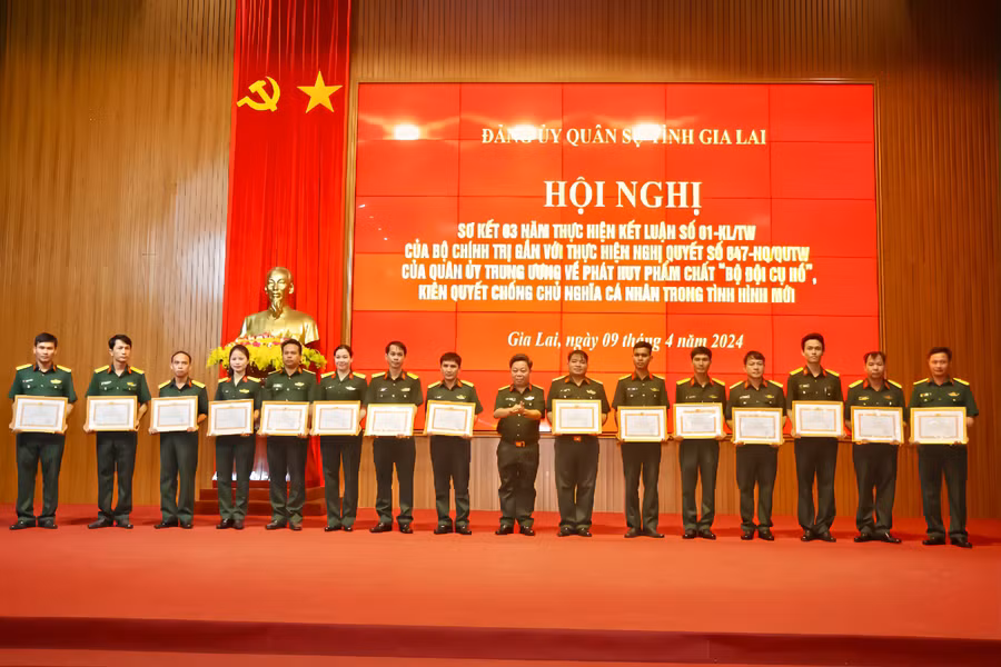 Đại tá Lê Tuấn Hiền-Chính ủy Bộ CHQS tỉnh trao giấy khen cho các tập thể và cá nhân có thành tích xuất sắc trong 3 năm thực hiện Kết luận số 01-KL/TW của Bộ Chính trị gắn với thực hiện Nghị quyết số 847-NQ/QUTW của Quân ủy Trung ương. Ảnh: Kim Hồng