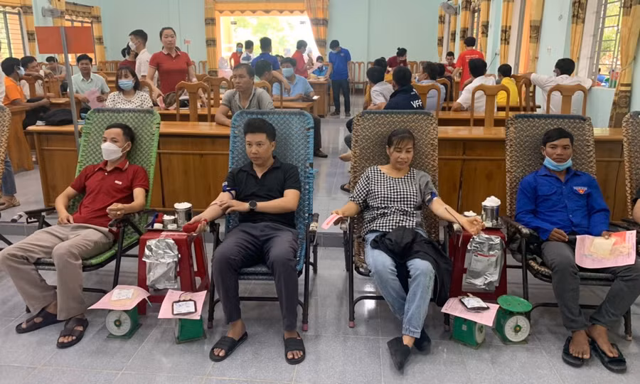 Người dân huyện Kông Chro tham gia hiến máu tại ngày hội. Ảnh: Thúy Ngọ