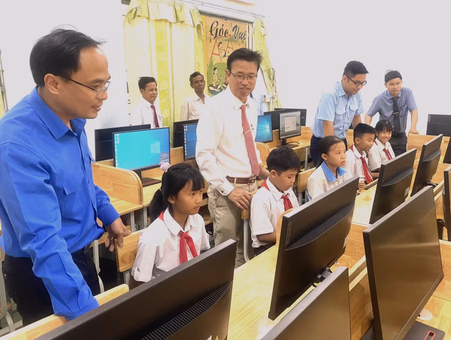Những bộ máy vi tính sẽ giúp các em có thêm điều kiện học tập tốt hơn trong môn Tin học. Ảnh: Hà Đức Thành Những bộ máy vi tính sẽ giúp các em có thêm điều kiện học tập tốt hơn trong môn Tin học. Ảnh: Hà Đức Thành