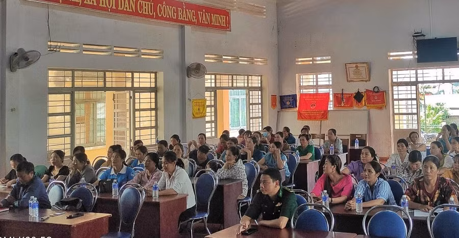 Truyền thông an ninh biên giới cho hội viên, phụ nữ các làng của xã biên giới Ia Nan, huyện Đức Cơ. Ảnh: Minh Châu