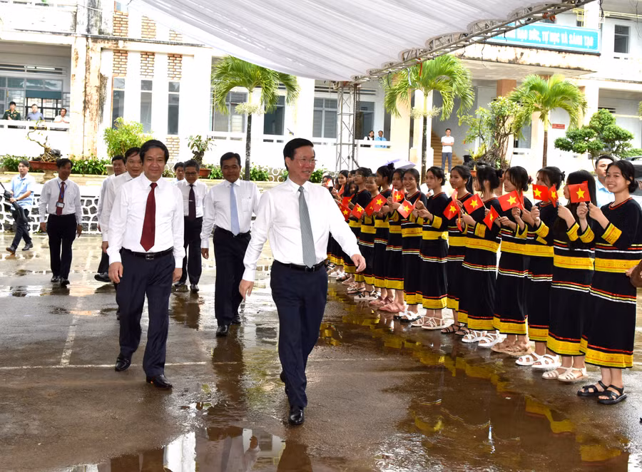 Trường Phổ thông Dân tộc nội trú tỉnh Gia Lai vinh dự đón Chủ tịch nước Võ Văn Thưởng về dự lễ khai giảng năm học 2023-2024. Ảnh: Đức Thụy