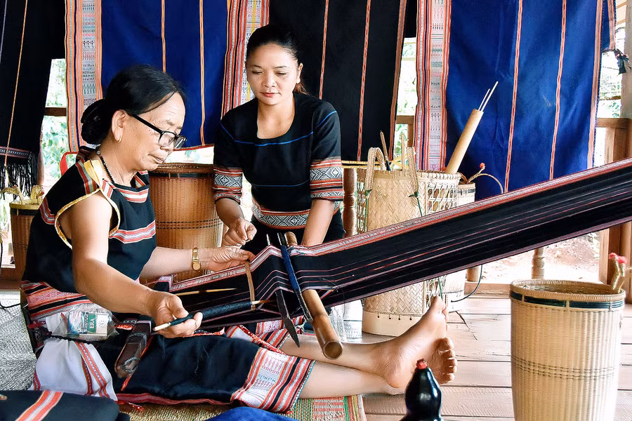 Mỗi đường nét hoa văn trên tấm thổ cẩm đều do nghệ nhân tự sáng tạo và thể hiện qua đôi tay khéo léo mà thành. Mỗi đường nét hoa văn trên tấm thổ cẩm đều do nghệ nhân tự sáng tạo và thể hiện qua đôi tay khéo léo mà thành.